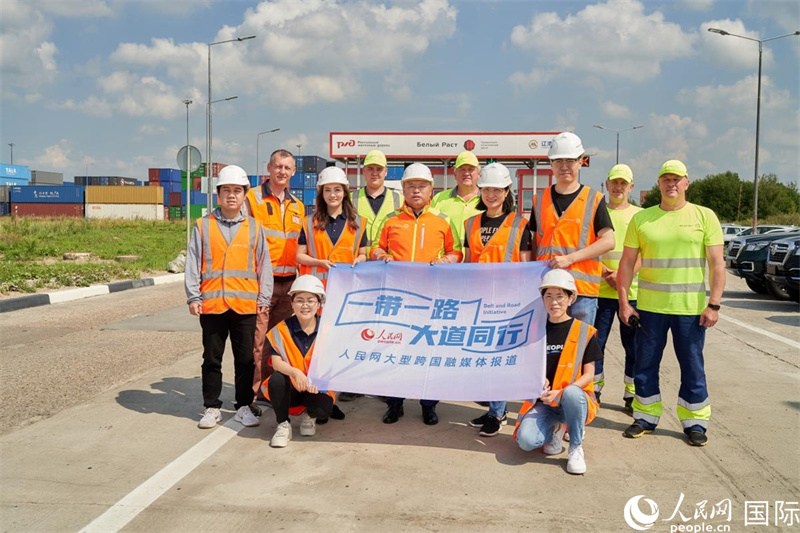 人民網(wǎng)記者在莫斯科別雷拉斯特物流中心采訪。