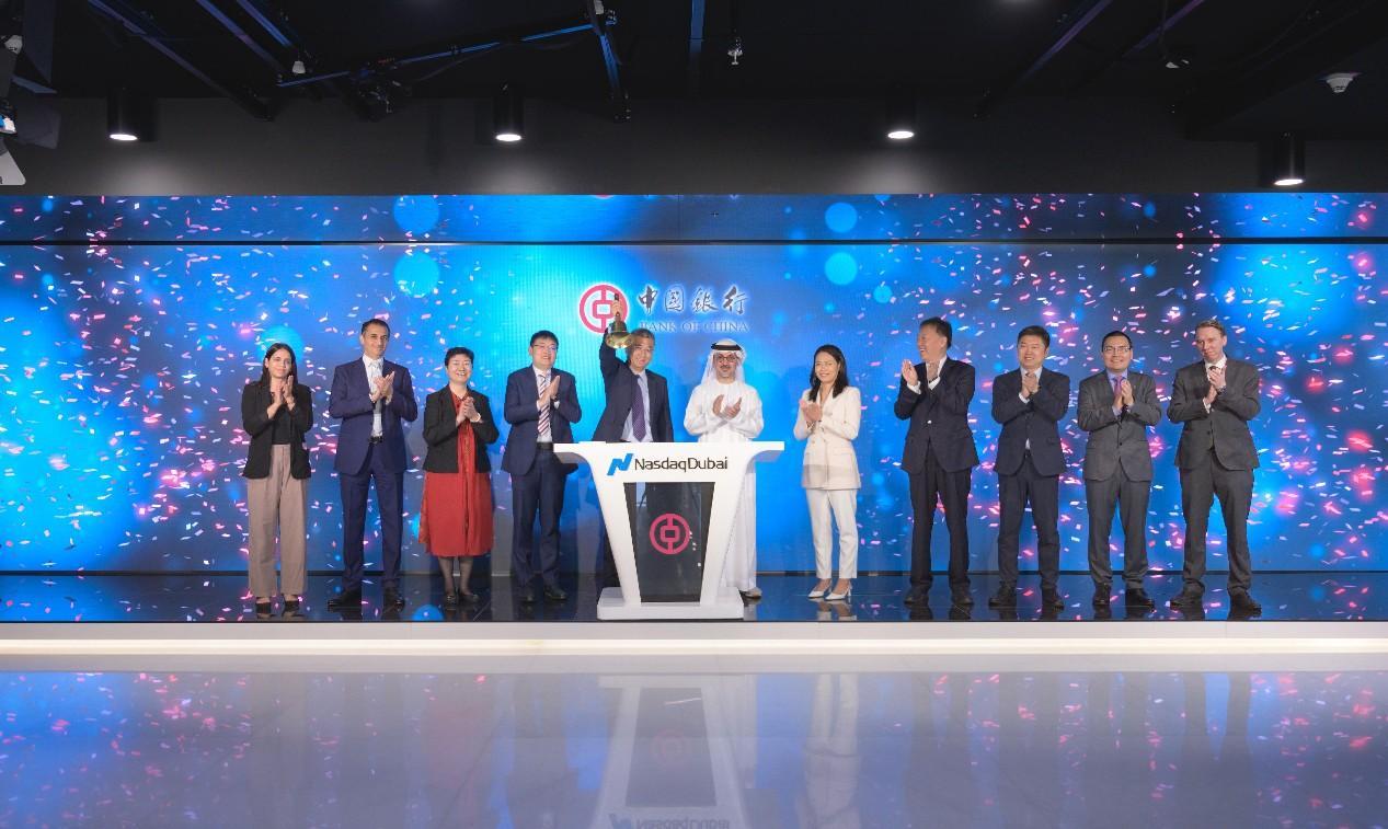 圖為中外嘉賓出席搖鈴儀式。迪拜納斯達(dá)克供圖