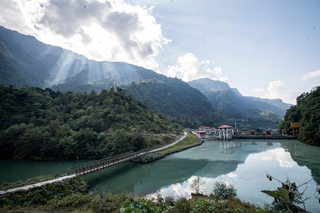 這是2022年11月8日拍攝的尼泊爾上馬相迪A水電站大壩。上馬相迪A水電站位于尼泊爾西部勒姆宗縣，2013年1月開工建設(shè)，2017年1月1日投入商業(yè)運營。該水電站投入運營以來，極大緩解了尼泊爾電力緊缺局面。新華社發(fā)（哈里·馬哈爾詹 攝）