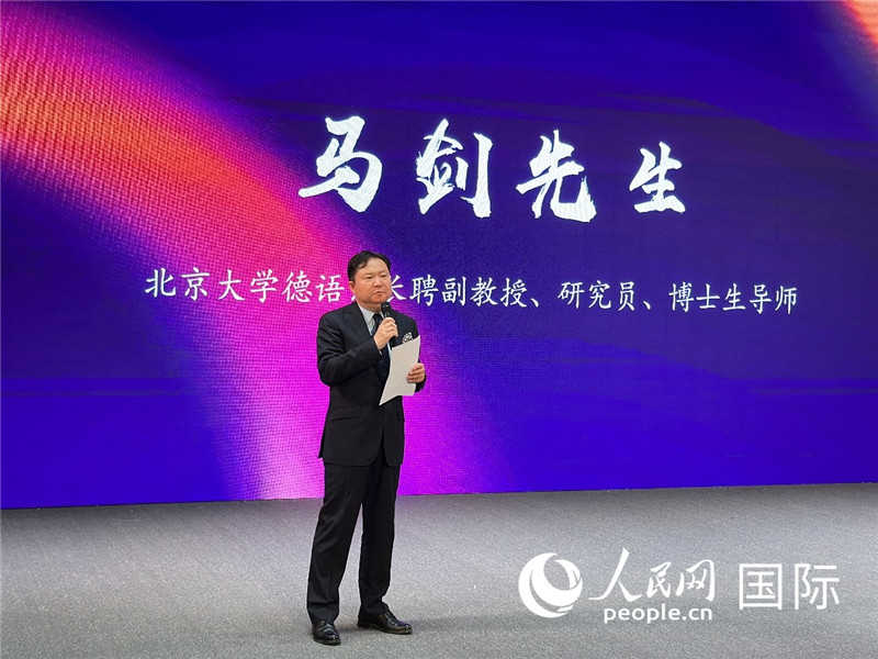 北京大學(xué)德語系長聘副教授馬劍點評學(xué)生表現(xiàn)。（攝影：張麗鷗）