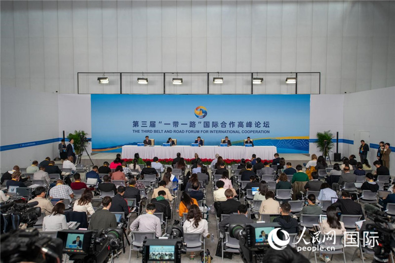 10月16日，第三屆“一帶一路”國際合作高峰論壇新聞中心在北京國家會(huì)議中心舉行首場吹風(fēng)會(huì)，邀請(qǐng)自然資源部國際合作司和相關(guān)單位負(fù)責(zé)人介紹有關(guān)情況，并回答記者提問。人民網(wǎng)記者 翁奇羽攝