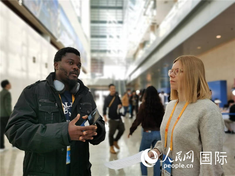 剛果（金）未來(lái)集團(tuán)廣播電視部記者雨果-恩澤扎接受人民網(wǎng)采訪。人民網(wǎng) 孫鴻宇攝