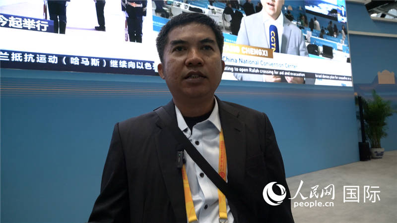 印尼《辛加朗綜合日?qǐng)?bào)》記者班邦·蘇利斯提奧（Bambang Sulistio）與記者交談。人民網(wǎng) 楊春燕攝