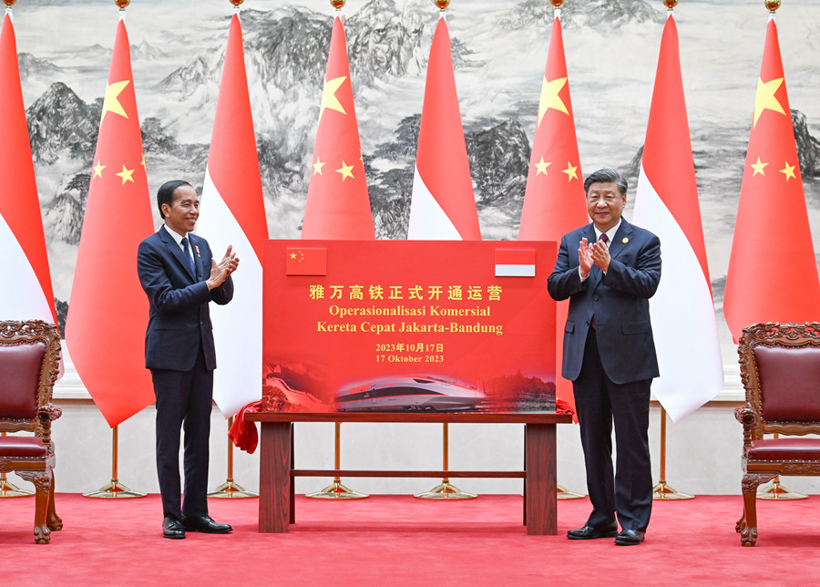 10月17日下午，國(guó)家主席習(xí)近平在北京人民大會(huì)堂同來(lái)華出席第三屆“一帶一路”國(guó)際合作高峰論壇并進(jìn)行國(guó)事訪問(wèn)的印度尼西亞總統(tǒng)佐科舉行會(huì)談。會(huì)談后，兩國(guó)元首共同為雅萬(wàn)高鐵正式開(kāi)通運(yùn)營(yíng)揭幕。