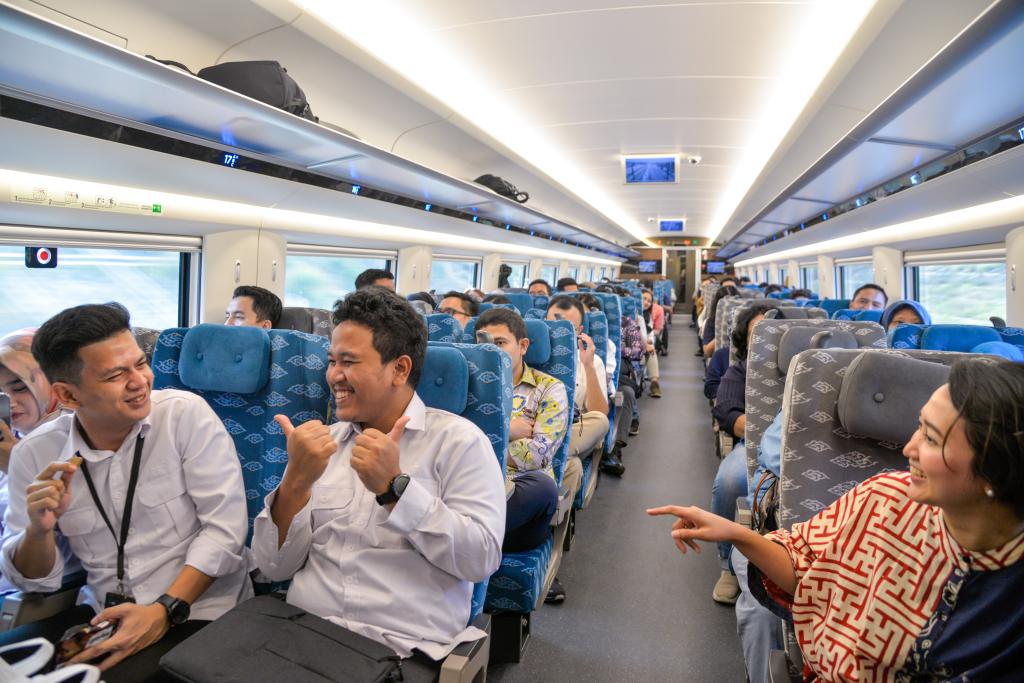 10月17日，乘客在行駛中的雅萬(wàn)高鐵高速動(dòng)車(chē)組列車(chē)車(chē)廂內(nèi)交談。
