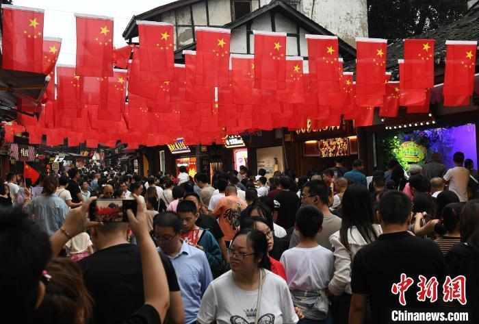 圖為重慶千年古鎮(zhèn)磁器口游人如織。<a target='_blank' href='/' ><p  align=