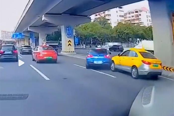 視頻截圖顯示，發(fā)生碰撞的剎那，出租車后方似乎確有車燈點(diǎn)亮。