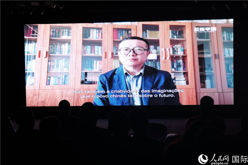 長篇小說《三體》作者劉慈欣通過視頻致辭。 人民網記者 時元皓攝