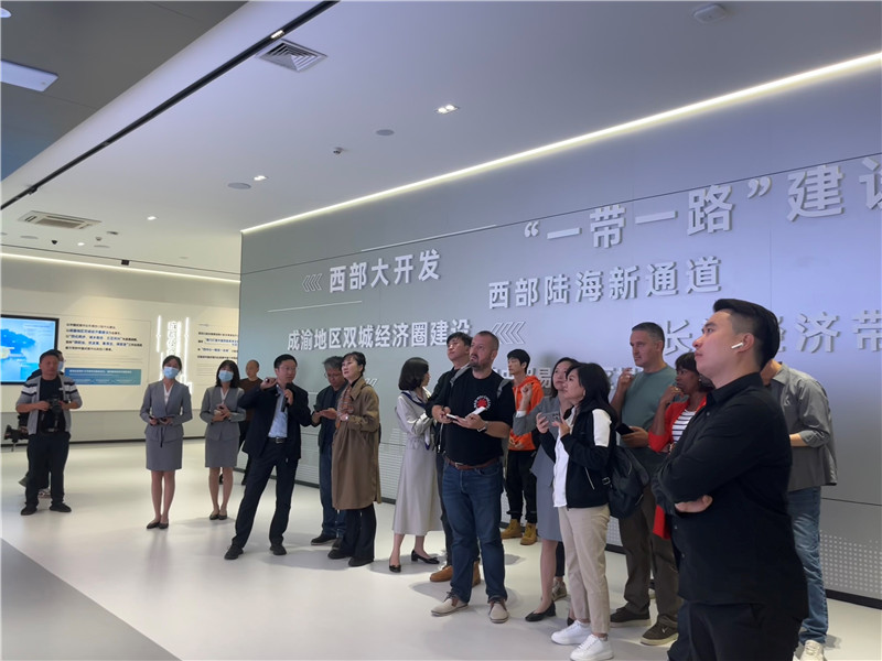 （成都國際鐵路港展廳，中外記者邊聽邊記，了解成都國際鐵路港運行情況 趙橙涔攝