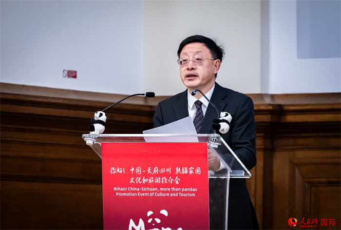 四川省文化和旅游廳廳長戴允康作文化旅游推介。人民網(wǎng) 郭錦標攝