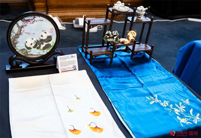 活動現(xiàn)場的現(xiàn)場文創(chuàng)展、互動體驗區(qū)、非遺區(qū)展示。人民網(wǎng) 郭錦標攝