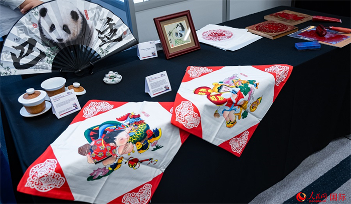 活動現(xiàn)場的現(xiàn)場文創(chuàng)展、互動體驗區(qū)、非遺區(qū)展示。人民網(wǎng) 郭錦標攝