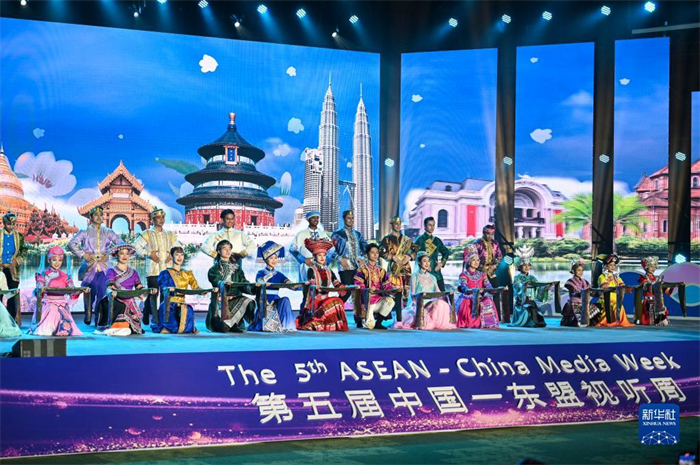 10月21日，在馬來(lái)西亞行政首都普特拉賈亞，演員在第五屆中國(guó)—東盟視聽(tīng)周開(kāi)幕活動(dòng)上表演。新華社記者 程一恒 攝