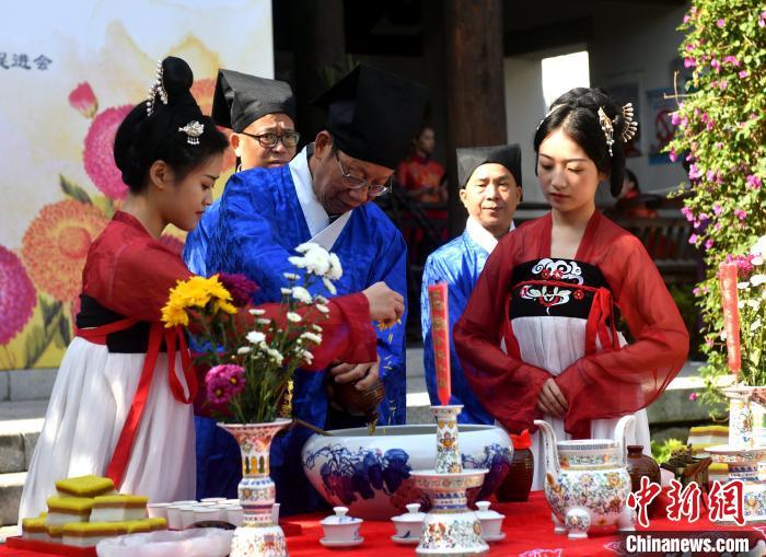 資料圖：圖為傳統(tǒng)重陽祭酒儀式?！蚊?攝
