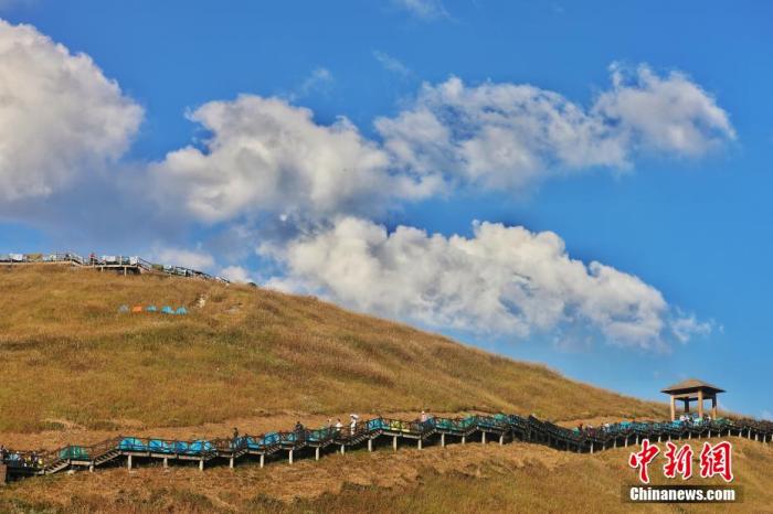 資料圖：圖為江西武功山高山草甸旁的登山步道，游客在登山。 劉力鑫 攝