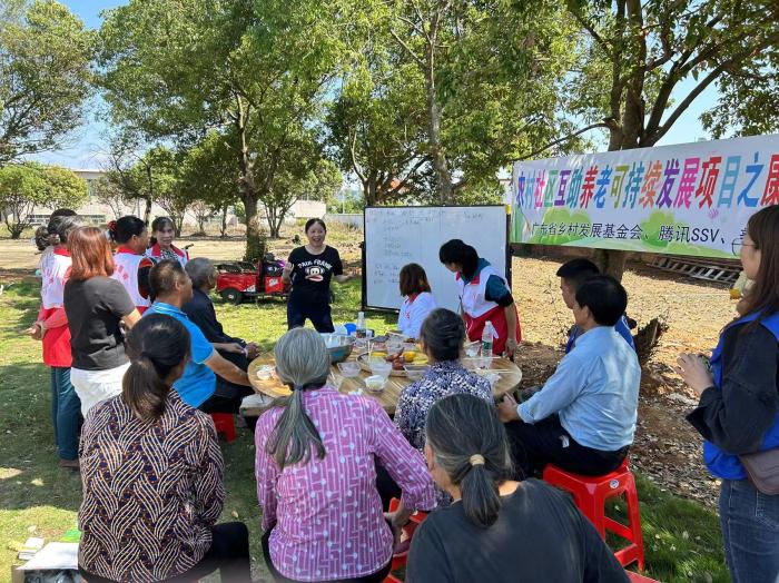 10月23日，廣東韶關(guān)農(nóng)村的互助養(yǎng)老探索，結(jié)合仁化縣董塘鎮(zhèn)新龍村的重陽節(jié)活動(dòng)，將村支書、婦女主任、項(xiàng)目管理人員、新龍村助老員、村民志愿者、健康熱心的老人聚集在一起。 受訪者供圖