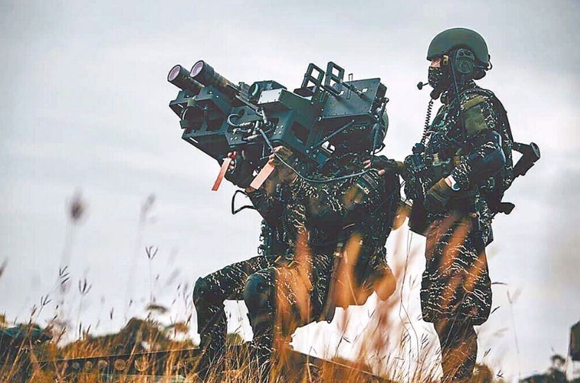臺(tái)海軍陸戰(zhàn)隊(duì)肩抗“毒刺”導(dǎo)彈發(fā)射器準(zhǔn)備射擊。圖片來源：臺(tái)灣“中時(shí)新聞網(wǎng)”。