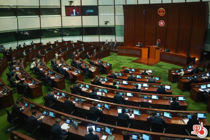 李家超在立法會(huì)宣讀新一份施政報(bào)告。圖片來(lái)源：香港“點(diǎn)新聞” 麥鈞杰 攝