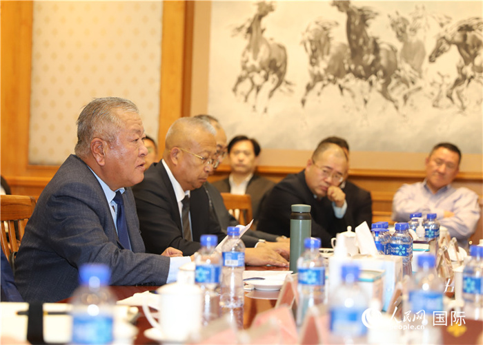 2.2023年10月30日，張義波（左一）會長匯報商會工作情況。人民網(wǎng)記者 霍文攝
