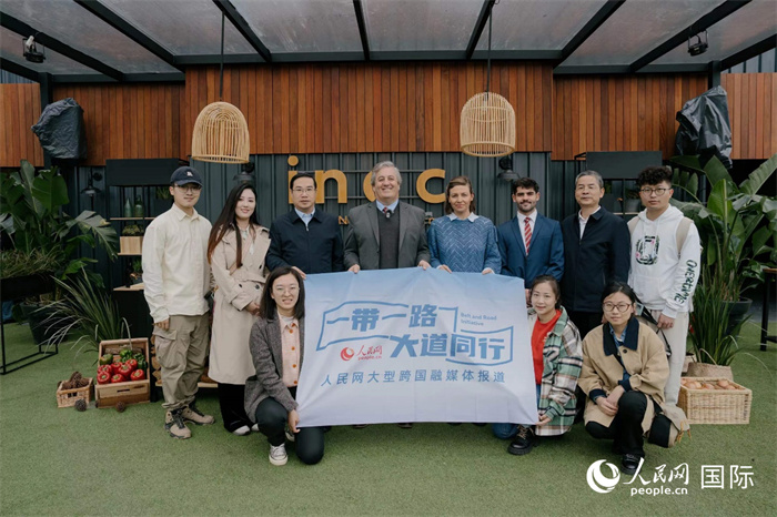 在烏拉圭第118屆普拉多牧農(nóng)業(yè)國際博覽會上，烏拉圭國家肉類協(xié)會主席與人民網(wǎng)記者合影。人民網(wǎng)記者 張若涵攝