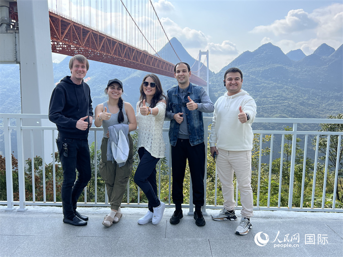 歐亞國家記者在壩陵河大橋下合影，并給大橋“點贊”。人民網(wǎng) 花放攝
