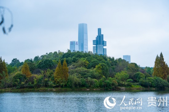 城市地標與綠水青山相得益彰。人民網(wǎng) 陽茜攝