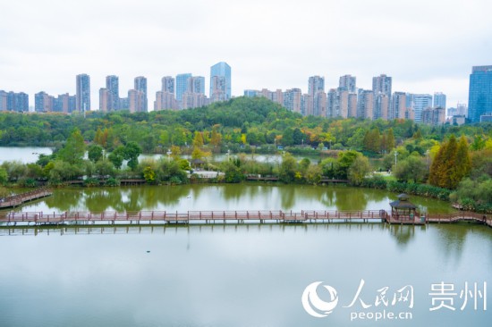 秋日時節(jié)，觀山湖公園景色美不勝收。人民網(wǎng) 陽茜攝