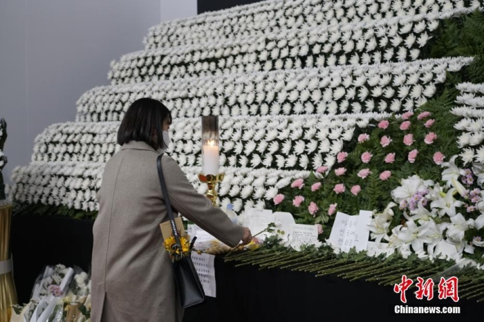 當(dāng)?shù)貢r(shí)間11月1日23時(shí)45分許，韓國民眾在位于首爾廣場的集體焚香所悼念梨泰院踩踏事故遇難者。 <a target='_blank' href='/'><p  align=