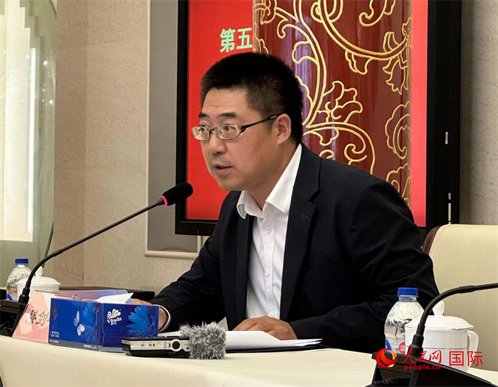 10月31日，歐美同學(xué)會副秘書長滕劍峰在第五屆中法文化論壇媒體吹風(fēng)會上講話。（人民網(wǎng) 謝瑩攝）