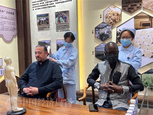   （外媒記者爭先恐后體驗艾灸，直呼神奇。中國經(jīng)濟周刊記者 郭志強 攝）