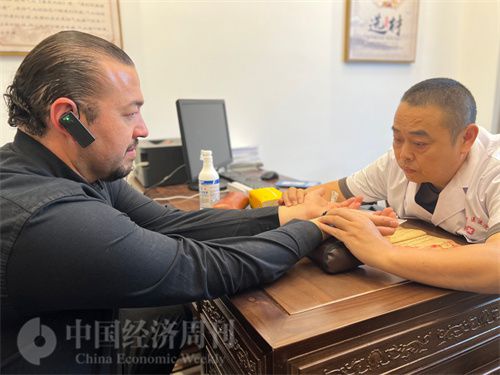   （外媒記者走進中醫(yī)堂，問診中醫(yī)名師。中國經(jīng)濟周刊記者 郭志強攝）