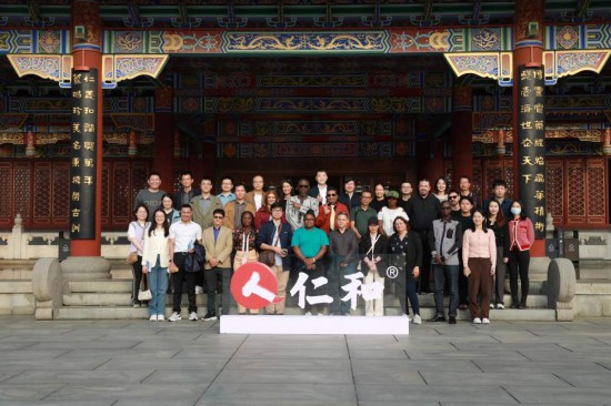 2023“一帶一路”媒體合作論壇聯(lián)合采訪團參觀仁和集團。（受訪者供圖）