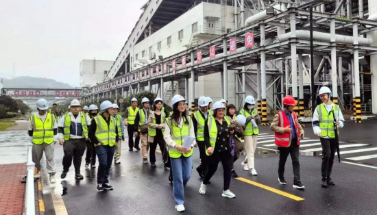   2023“一帶一路”媒體合作論壇聯(lián)合采訪團(tuán)走進(jìn)國家電投江西公司分宜電廠廠區(qū)。（本報(bào)記者 周歡攝）