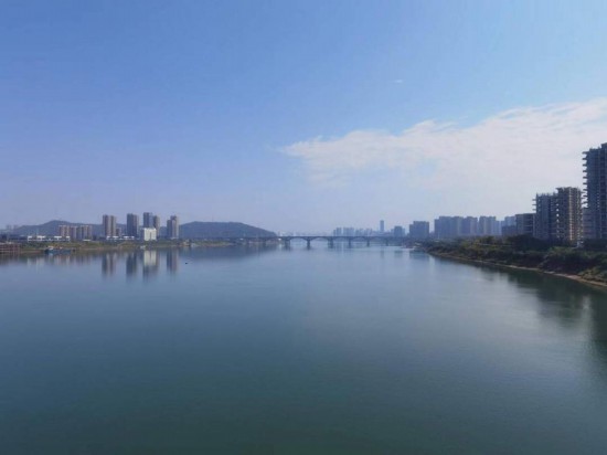 　　10月24日，在清水塘大橋景觀(guān)通道上拍攝的湘江景色。本報(bào)記者 常雯宜攝