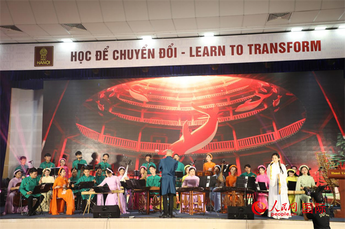 越南新活力民族樂(lè)團(tuán)的藝術(shù)家在進(jìn)行演奏。人民網(wǎng)記者楊曄攝