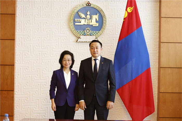 10月31日，中國駐蒙古國大使沈敏娟到任拜會蒙政府辦公廳主任兼蒙古人民黨總書記阿瑪爾巴伊斯格楞（右）。中國駐蒙古使館供圖