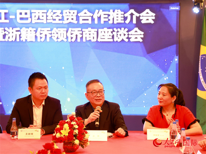 浙江海外聯(lián)誼會(huì)常務(wù)副會(huì)長徐旭（中）和與會(huì)僑領(lǐng)僑商座談。人民網(wǎng)記者 陳海琪攝