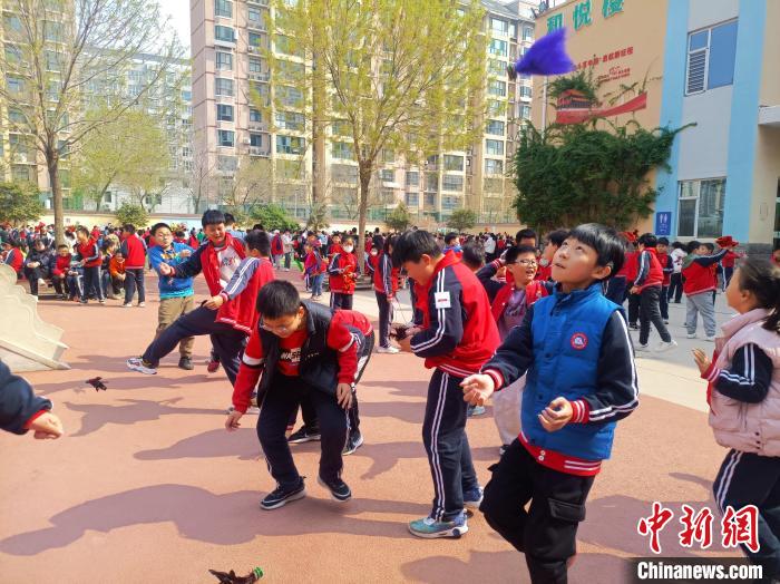 資料圖：小學(xué)生在大課間踢毽子。黃建 攝