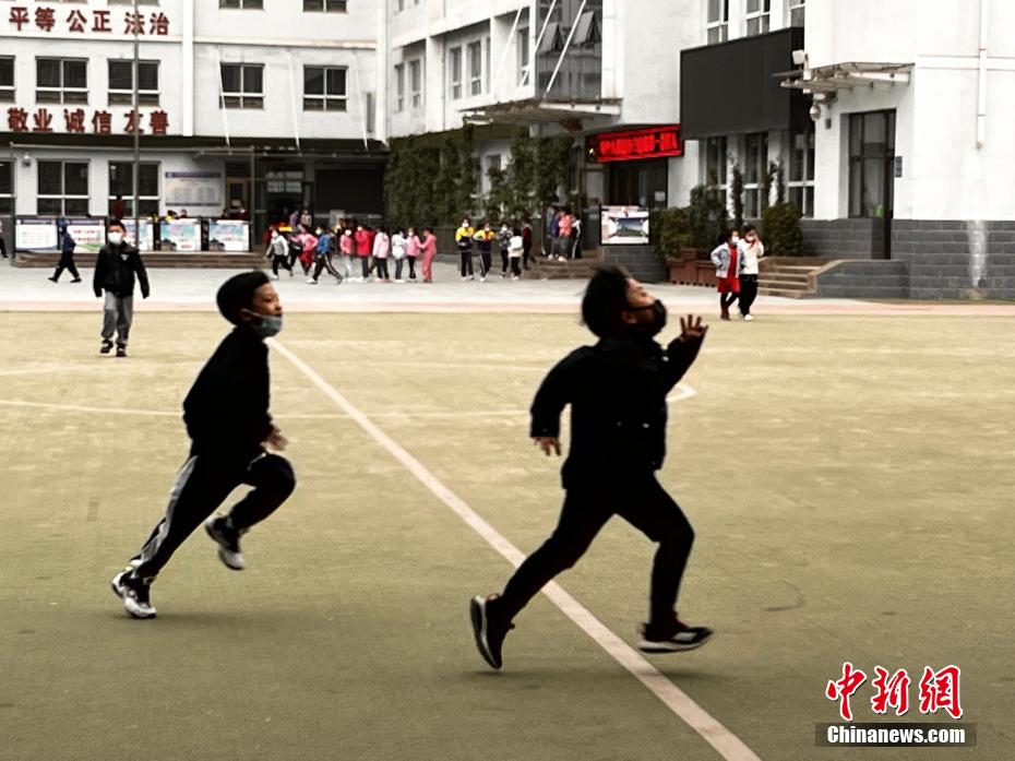 資料圖：學(xué)生們在課間玩耍。