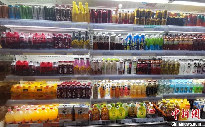 某超市的飲料區(qū)。 <a target='_blank' href='/' ><p  align=