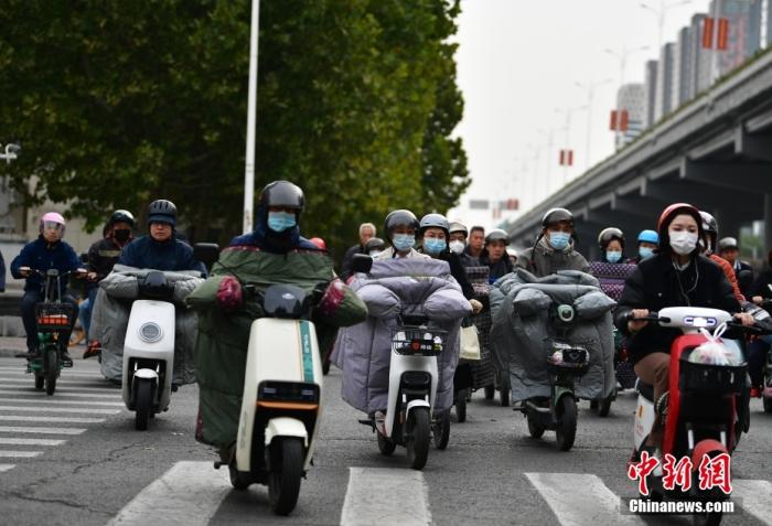 11月3日，河北石家莊迎降溫天氣，市民“捂”裝出行。 <a target='_blank' href='/'><p  align=
