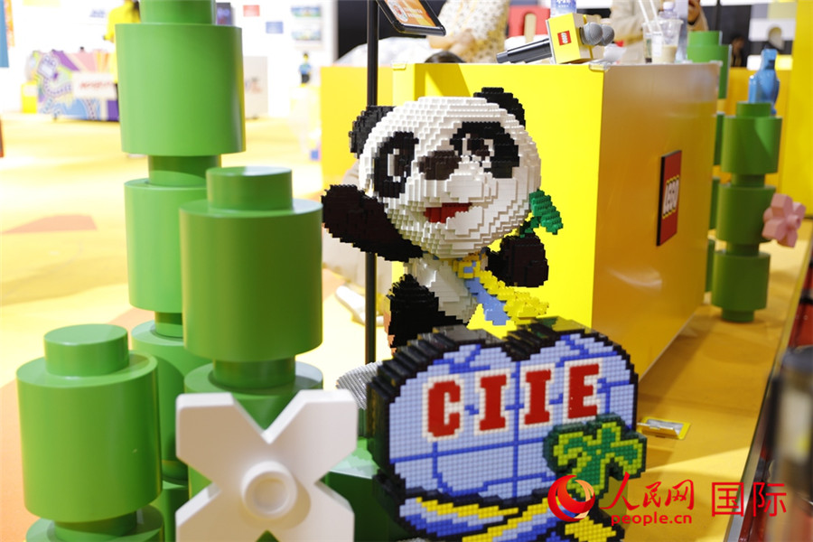 11月5日，消費(fèi)品展區(qū)展出的進(jìn)博會(huì)吉祥物進(jìn)寶造型積木。人民網(wǎng)記者 李美玉攝