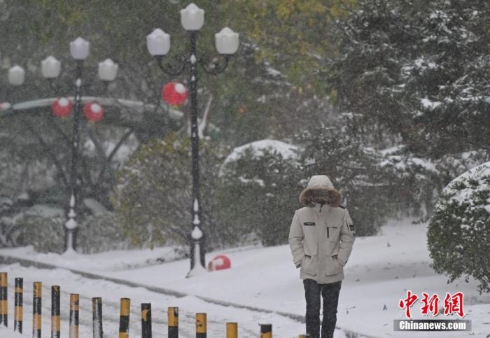 圖為市民在雪中出行。 <a target='_blank' href='/' ><p  align=
