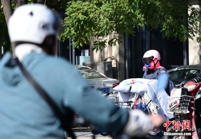 石家莊街頭，市民紛紛穿上厚厚的外套“捂”裝前行。 <a target='_blank' href='/'><p  align=