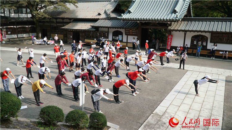 開(kāi)跑前，中日青少年一起做熱身運(yùn)動(dòng)。人民網(wǎng) 蔣曉辰攝