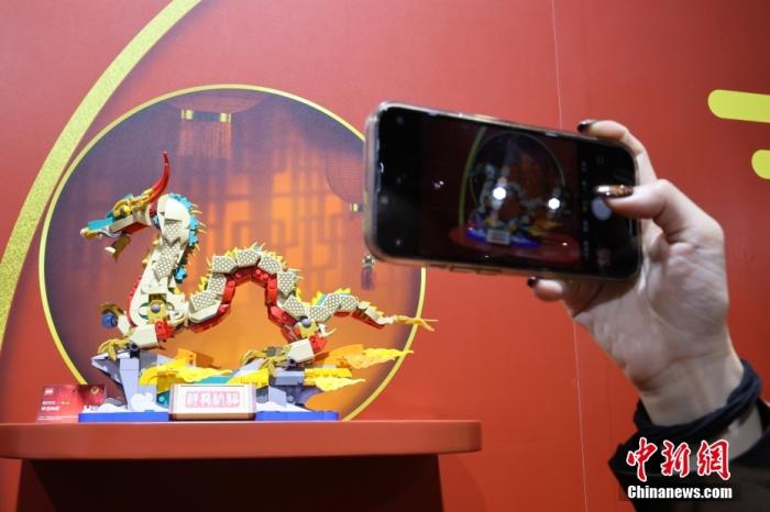 第六屆中國(guó)國(guó)際進(jìn)口博覽會(huì)舉行，消費(fèi)品展區(qū)展出以生肖龍為題材的中國(guó)元素產(chǎn)品。<a target='_blank' href='/'><p  align=