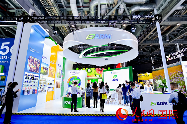 美國農(nóng)產(chǎn)品加工和貿(mào)易企業(yè)ADM在進博會的展臺。人民網(wǎng)記者 趙益普攝