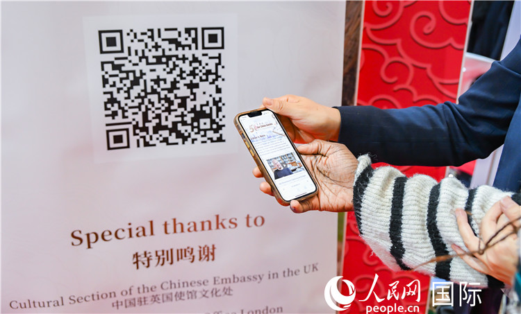 觀眾掃碼《我們的中國故事》系列視頻。人民網(wǎng) 郭錦標攝