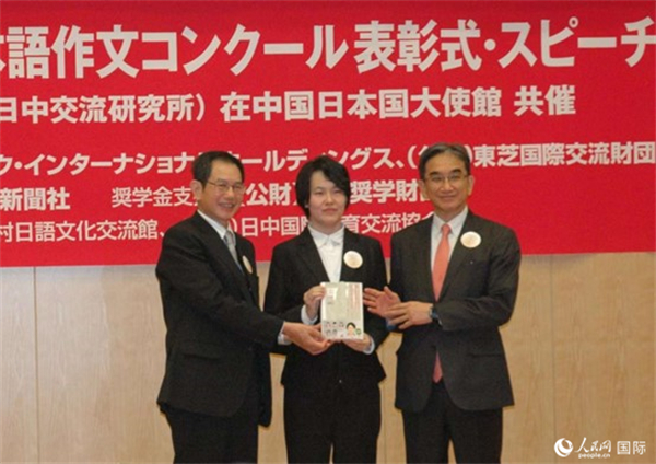 日本駐華大使垂秀夫（右一）、日本僑報社總編輯段躍中（左一）和趙志琳同學(xué)合影留念。人民網(wǎng)記者 陳建軍攝