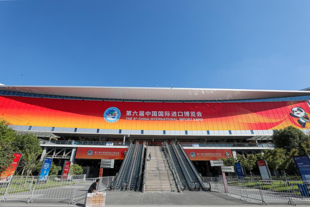 這是第六屆進(jìn)博會(huì)場(chǎng)館國(guó)家會(huì)展中心（上海）外景（2023年11月2日攝）。新華社記者 辛夢(mèng)晨 攝